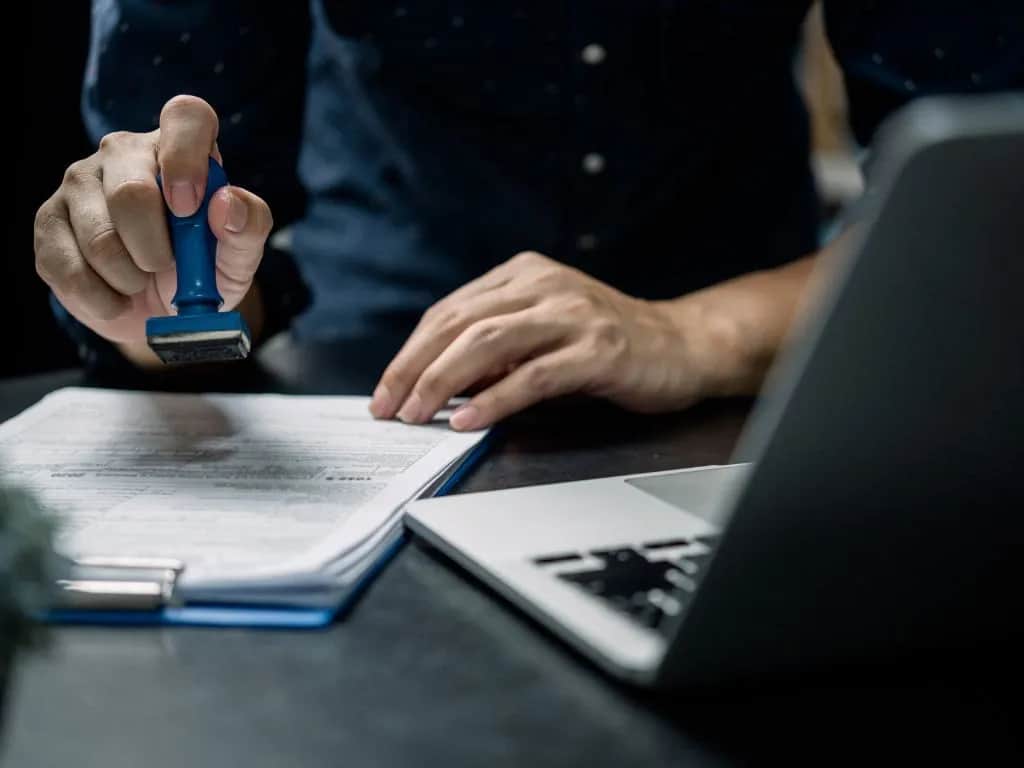 Darowizna nieruchomości a podatek: Jak uniknąć dodatkowych kosztów dzięki pomocy notariusza?